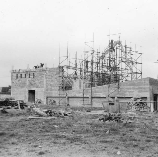 'Reconstruction du casino. Théâtre, construction du plancher, vue prise de l''est.- Photographie ancienne, n.s., 6 décembre 1956, [date manuscrite]. Tirage original sur papier brillant contrecollé sur carton, n. et b., 6,2 x 6,2 cm. (AC Ouistreham).'