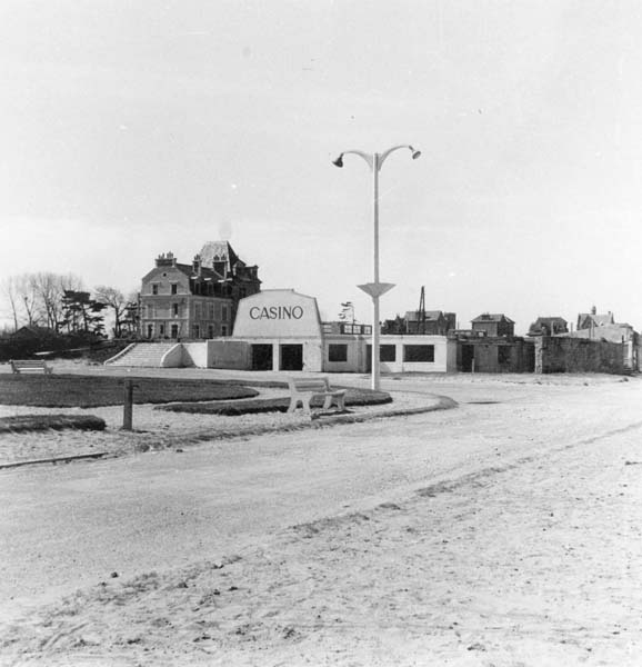 2ème casino dit le Casino Municipal : vue du casino après la Seconde Guerre mondiale.- Photographie ancienne, n.s., n.d., entre 1945 et 1955. Tirage original sur papier brillant, n. et b., 9 x 9 cm. (AC Ouistreham).