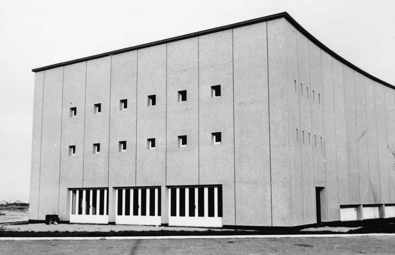 Vue du théâtre prise du sud-est.- Photographie ancienne, n.s., n.d., vers 1957. Tirage original sur papier brillant, n. et b., 10,2 x 7,2 cm. (AC Ouistreham).