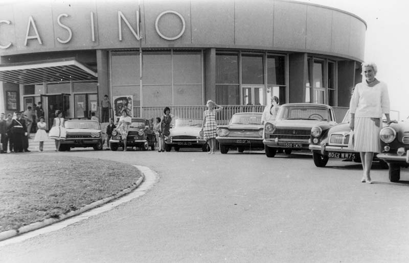 'Vue de la rotonde prise de l''est.- Photographie ancienne, n.s., n.d., vers 1960. Tirage original sur papier brillant, n. et b., 10,2 x 7,2 cm. (AC Ouistreham).'