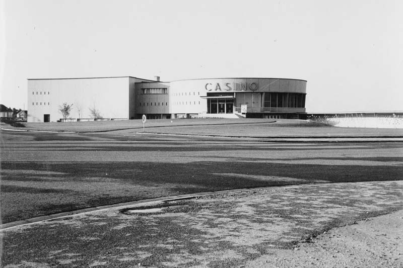 'Vue d''ensemble prise du sud-est.- Photographie ancienne, n.s., n.d., vers 1957. Tirage original sur papier brillant, n. et b., 13 x 9 cm. (AC Ouistreham).'