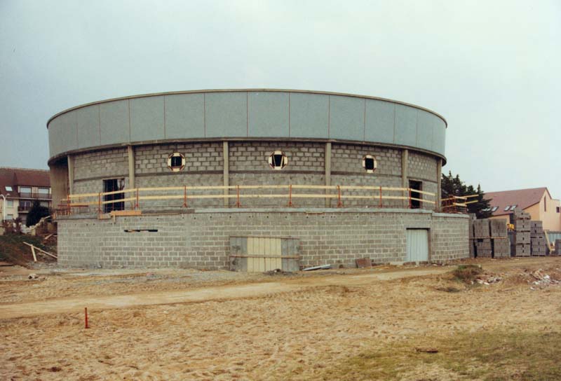 'Travaux d''aménagement. Vue de la rotonde prise du nord-est.- Photographie ancienne, n.s., 1992. Tirage original sur papier brillant, coul., 15 x 10 cm. (AC Ouistreham).'