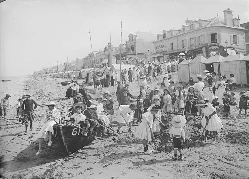 'Les cabines de bains à Saint-Aubin-sur-Mer.- Photographie ancienne, Séeberger frères, photographes, n.d., vers 1910. Tirage d''après plaque de verre, gélatino-bromure, n. et b. (Photothèque nationale, Paris. 1FS0527P).'