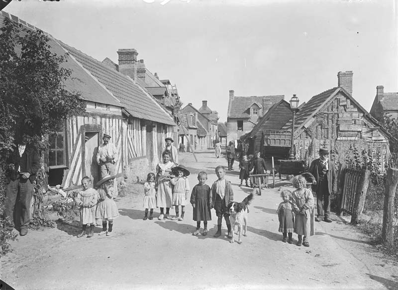 'Vue du bourg ancien de Cabourg.- Photographie ancienne par Séeberger frères, photographes, n.d., entre 1901 et 1925. Tirage contact d''après négatif sur plaque de verre, gélatino-bromure, n. et b. (Photothèque nationale, Paris. fonds Séeberger, cote : 1FS00529).'