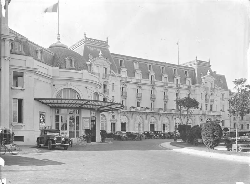 'Le Grand Hôtel. Façade d''entrée [3e casino].- Photographie ancienne par Séeberger frères, photographes, 1927.- Tirage contact d''après négatif sur plaque de verre, gélatino-bromure, n. et b. (Photothèque nationale, Paris. fonds Séeberger, côte : 1FS02403).'