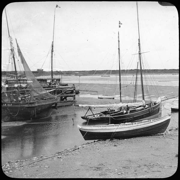 'Bateaux sur la plage.- Photographie ancienne, n.s., n.d., début du 20e siècle. Tirage contact d''après négatif sur plaque de verre, gélatino-bromure, n. et b. (Photothèque nationale, Paris. TCF01021).'