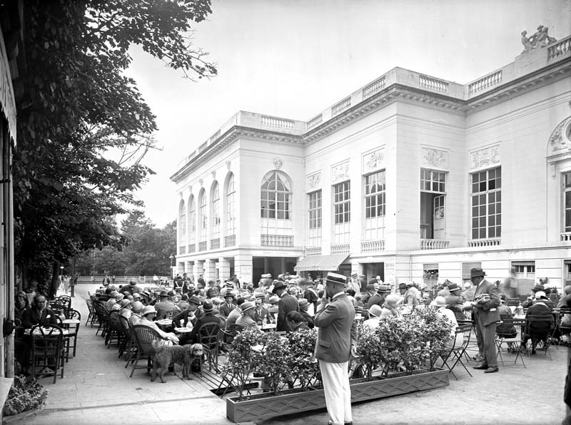 'Terrasse de café.- Photographie ancienne par Séeberger frères, photographes, n.d., vers 1927. Tirage contact d''après négatif sur plaque de verre, gélatino-bromure, n. et b. (Photothèque nationale, Paris. fonds Séeberger, cote : 1FS02406).'