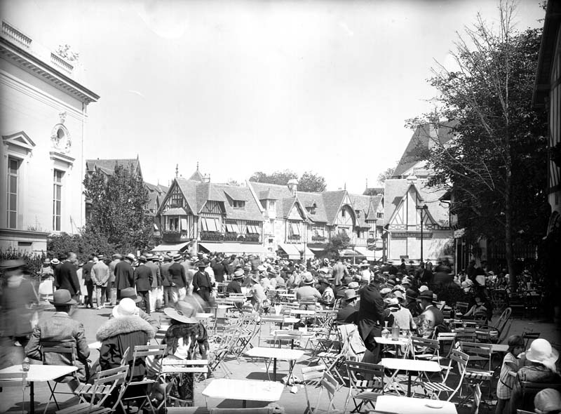 'La Potinière, terrasse de café.- Photographie ancienne par Séeberger frères, photographes, n.d., vers 1927. Tirage contact d''après négatif sur plaque de verre, gélatino-bromure, n. et b. (Photothèque nationale, Paris. fonds Séeberger, cote : 1FS02407).'