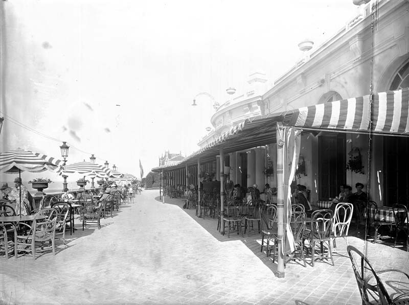 'La terrasse du casino.- Photographie ancienne par Séeberger frères, photographes, 1927. Tirage contact d''après négatif sur plaque de verre, gélatino-bromure, n. et b. (Photothèque nationale, Paris. fonds Séeberger, côte : 1FS02409).'