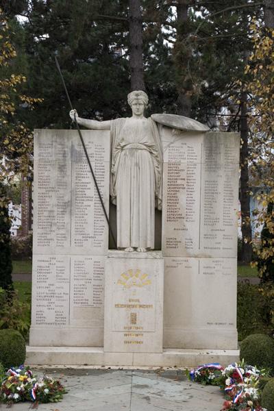 Vue d'ensemble du monument, prise de l'est.