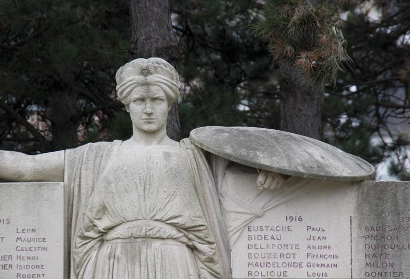 Statue de Gallia : détail du buste et du bouclier.