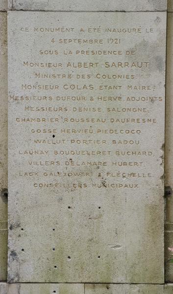 Détail des inscriptions portées sur la face postérieure du monument.