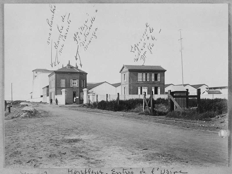 Honfleur. Entrée de l'usine de la Cie du Phospho-Guano.- Photographie ancienne, de Jules Yollant, directeur de l'usine de la compagnie du phospho-guano de La Rochelle, 1907.. (Collection particulière Yollant).