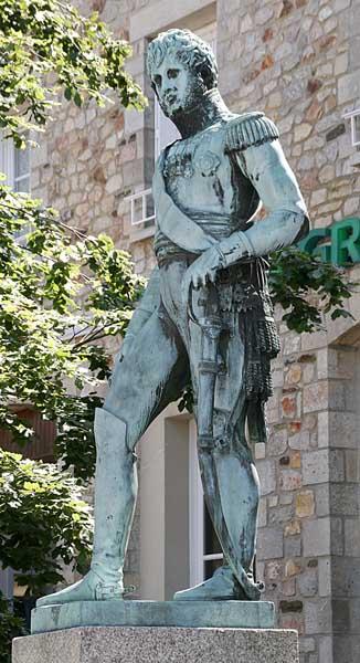 Vue d'ensemble de la statue de trois quarts senestre, après son déplacement.