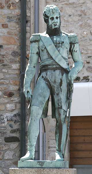 Vue d'ensemble de la statue, de face, après son déplacement.