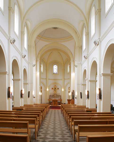 Vue intérieure de la nef et du choeur prise depuis la porte d'entrée.