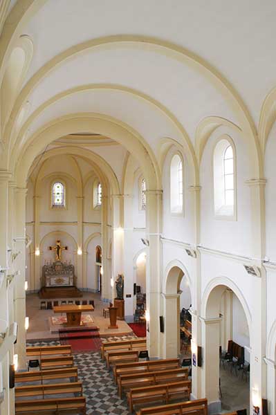 Vue intérieure de la nef et du choeur prise depuis la tribune.