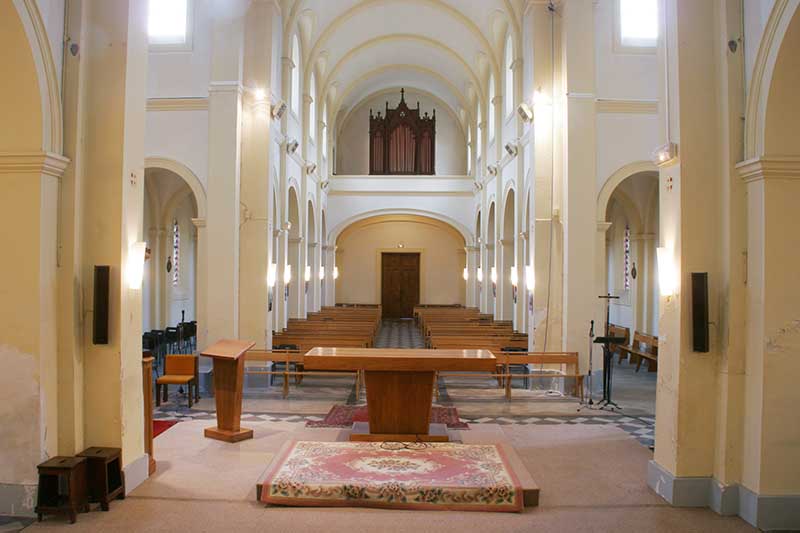 Vue de la nef et de la tribune prise depuis le choeur.