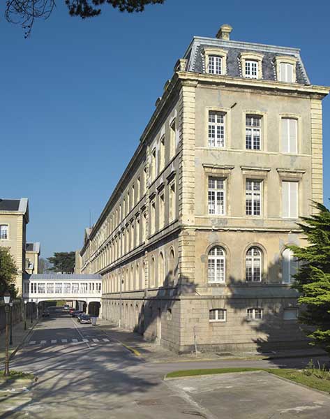 Vue de la rue Basse et du bâtiment de l'administration prise de l'est.