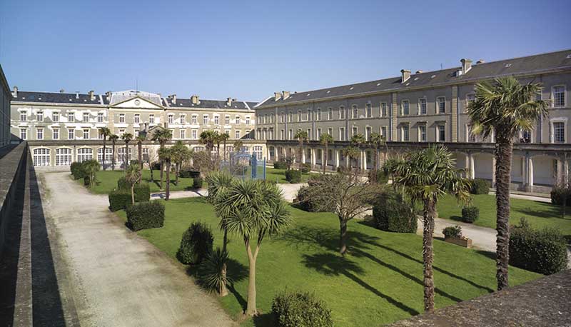 Vue de la cour principale prise du sud-ouest.