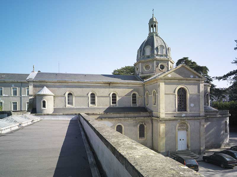 Vue prise de l'ouest depuis la terrasse du promenoir.