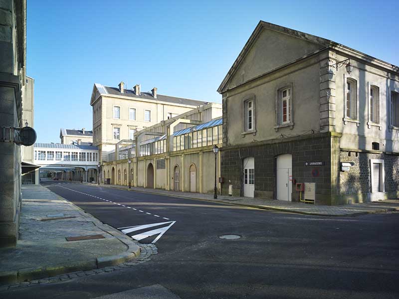 Vue de la rue Basse et des pavillons de malades prise de l'ouest.