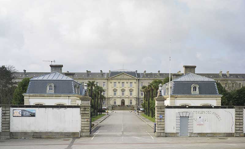 Vue des pavillons d'entrée et la façade du bâtiment d'administration prise du nord.
