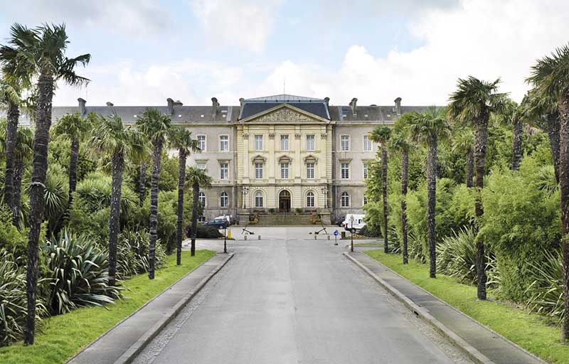 Vue de la façade du bâtiment de l'administration prise du nord.