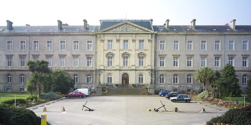 Vue de la façade du bâtiment de l'administration prise du nord.