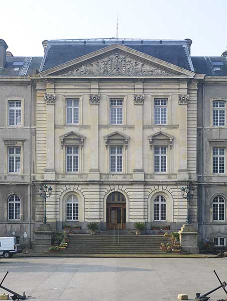 Vue de l'avant-corps central du bâtiment de l'administration prise du nord.