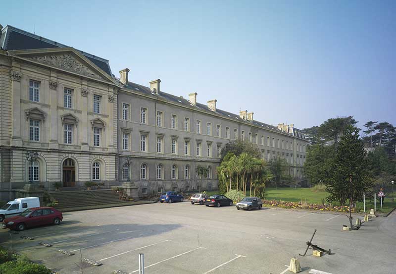 Vue de l'avant-corps et de l'aile ouest du bâtiment de l'administration.