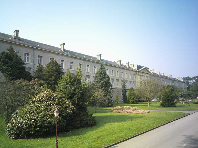 Vue de la façade du bâtiment de l'administration prise du nord-est.