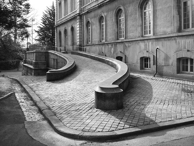 Rampe d'accès au pavillon est du bâtiment de l'administration.