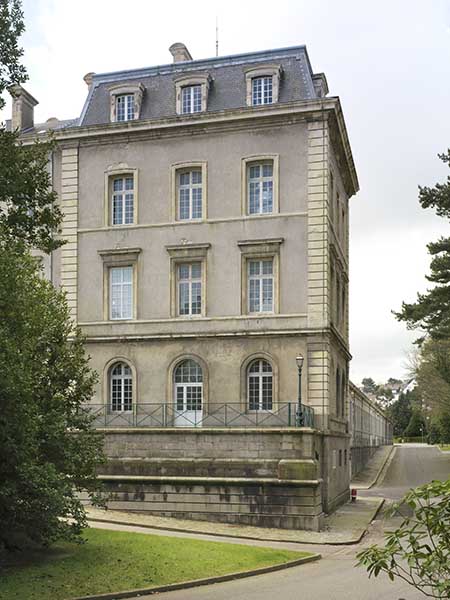 Vue du pavillon ouest du bâtiment de l'administration.