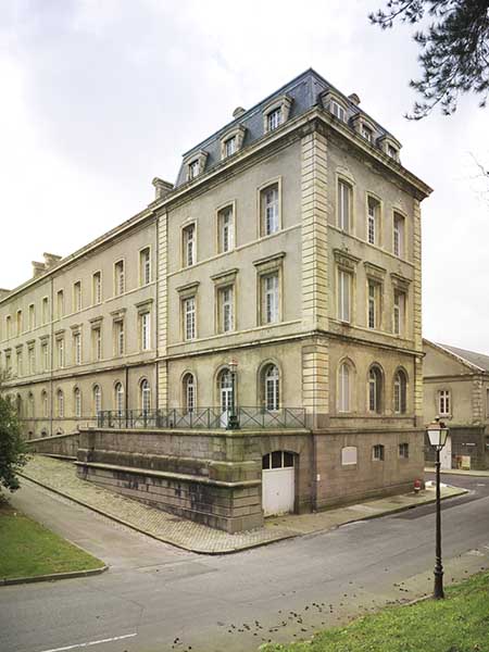 Vue du pavillon ouest et de l'aile occidentale du bâtiment de l'administration.
