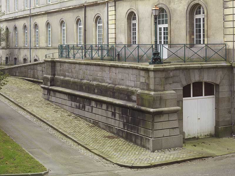 Rampe d'accès au pavillon occidental du bâtiment de l'administration.