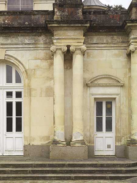 Façade principale : colonnes géminées supportant l'entablement du vestibule d'entrée.