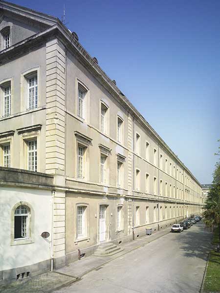 Vue du bâtiment oriental des malades prise du sud.