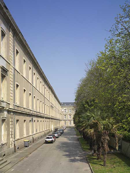 Vue de la cour secondaire et de l'avenue séparant le bâtiment oriental des malades du second bâtiment oriental dit des contagieux.