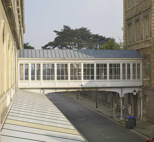 Passerelle reliant le bâtiment de l'administration au bâtiment oriental des malades.