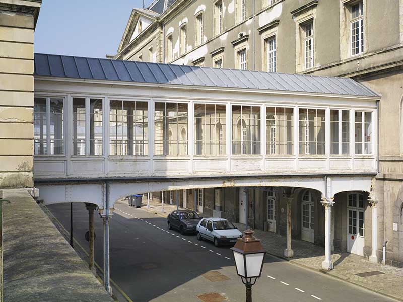 Passerelle reliant le bâtiment de l'administration au bâtiment oriental des malades.