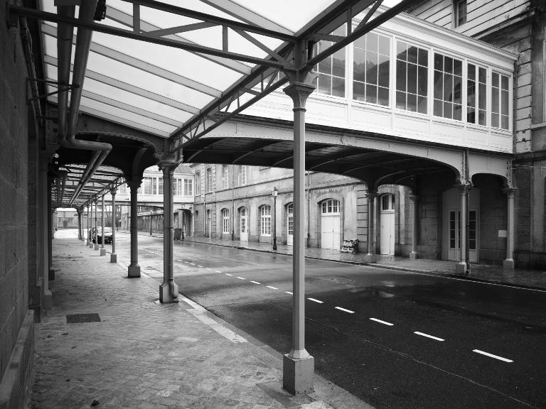 Vue de la rue Basse et du rez-de-chaussée des pavillons de malades prise du nord-ouest.