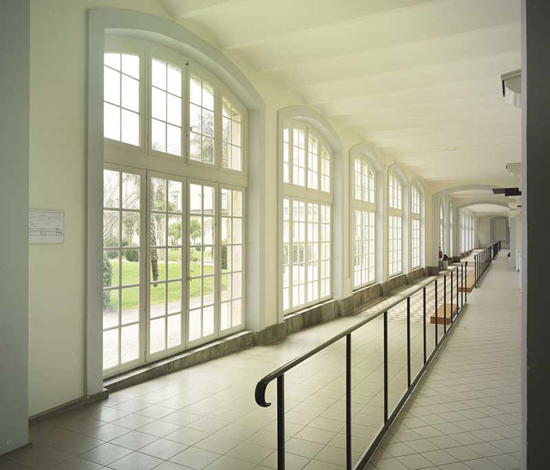 Vue intérieure de la galerie longeant le pavillon des bains prise de l'est.