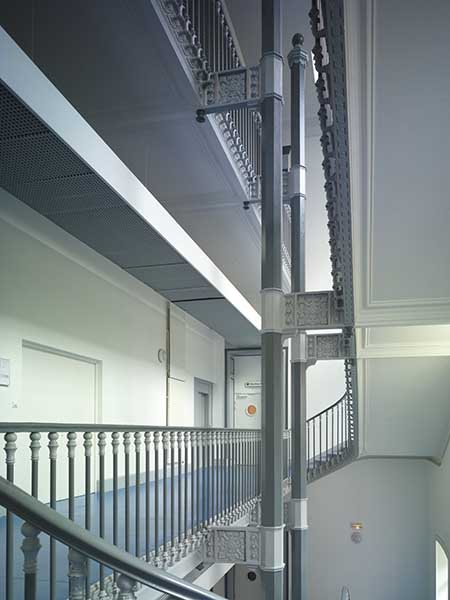 Vue intérieure de l'escalier central du pavillon oriental des malades.