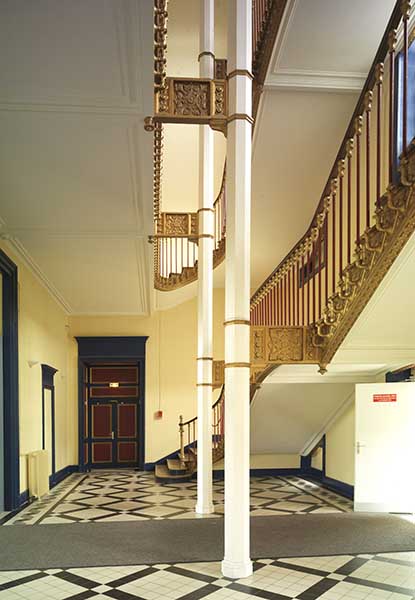 Vue du rez-de-chaussée de la cage d'escalier du bâtiment d'administration.