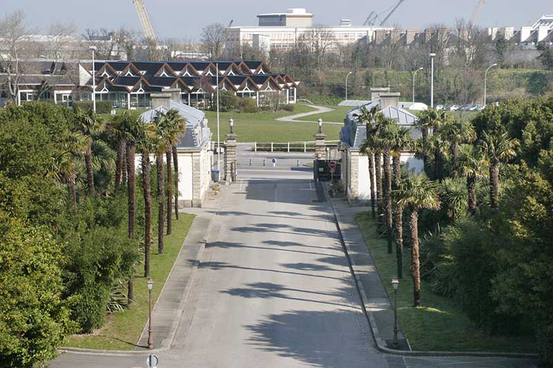 Vue de l'allée principale et des pavillons d'entrée prise du sud.
