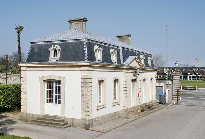 Vue du pavillon occidental de l'entrée principale prise du sud.