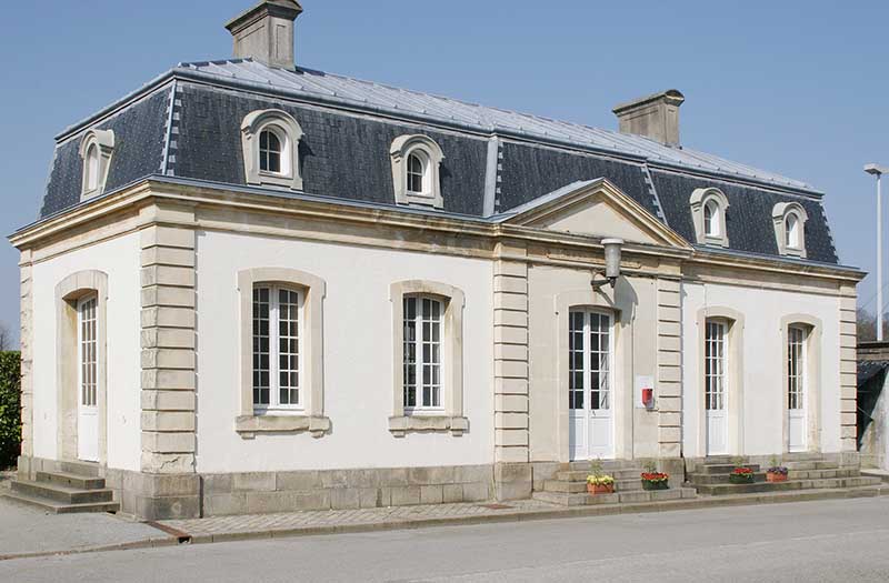 Vue du pavillon occidental de l'entrée principale prise de l'est.