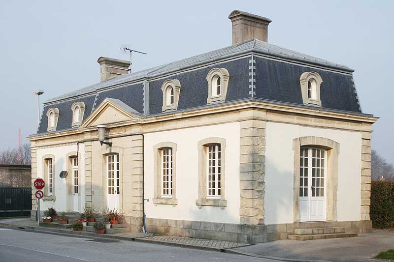Vue du pavillon oriental de l'entrée principale prise du sud-ouest.