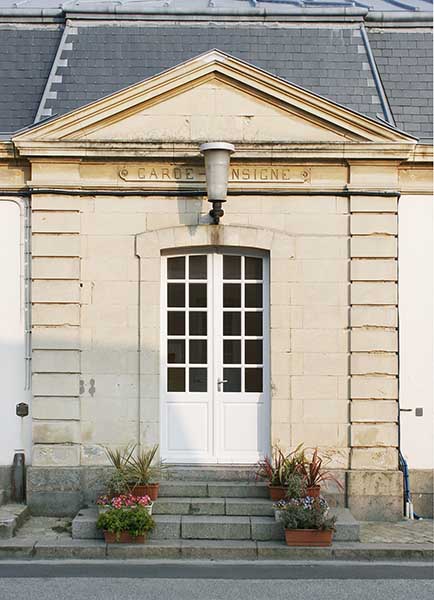 Porte du pavillon oriental prise de l'ouest.